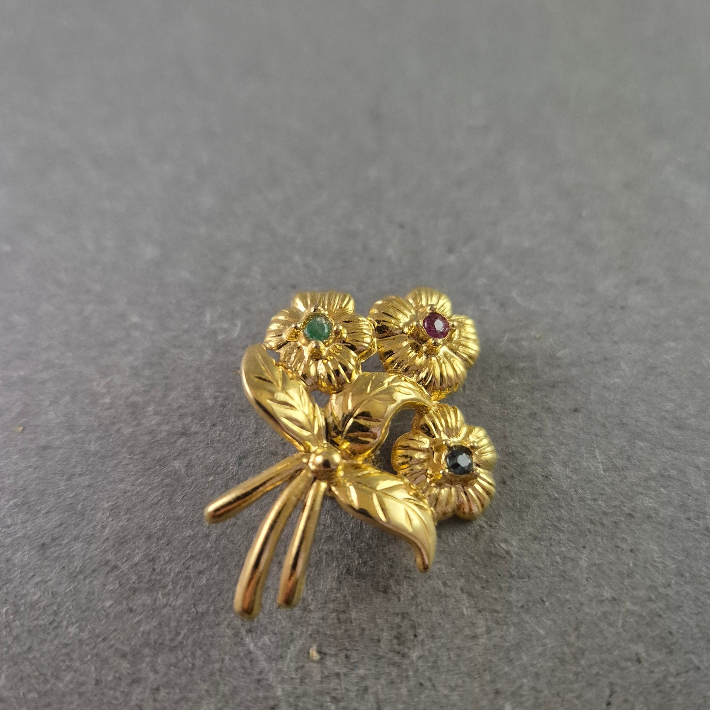 Goldfarbene Vintage-Brosche – Blumenstrauß mit farbigen Schmucksteinen