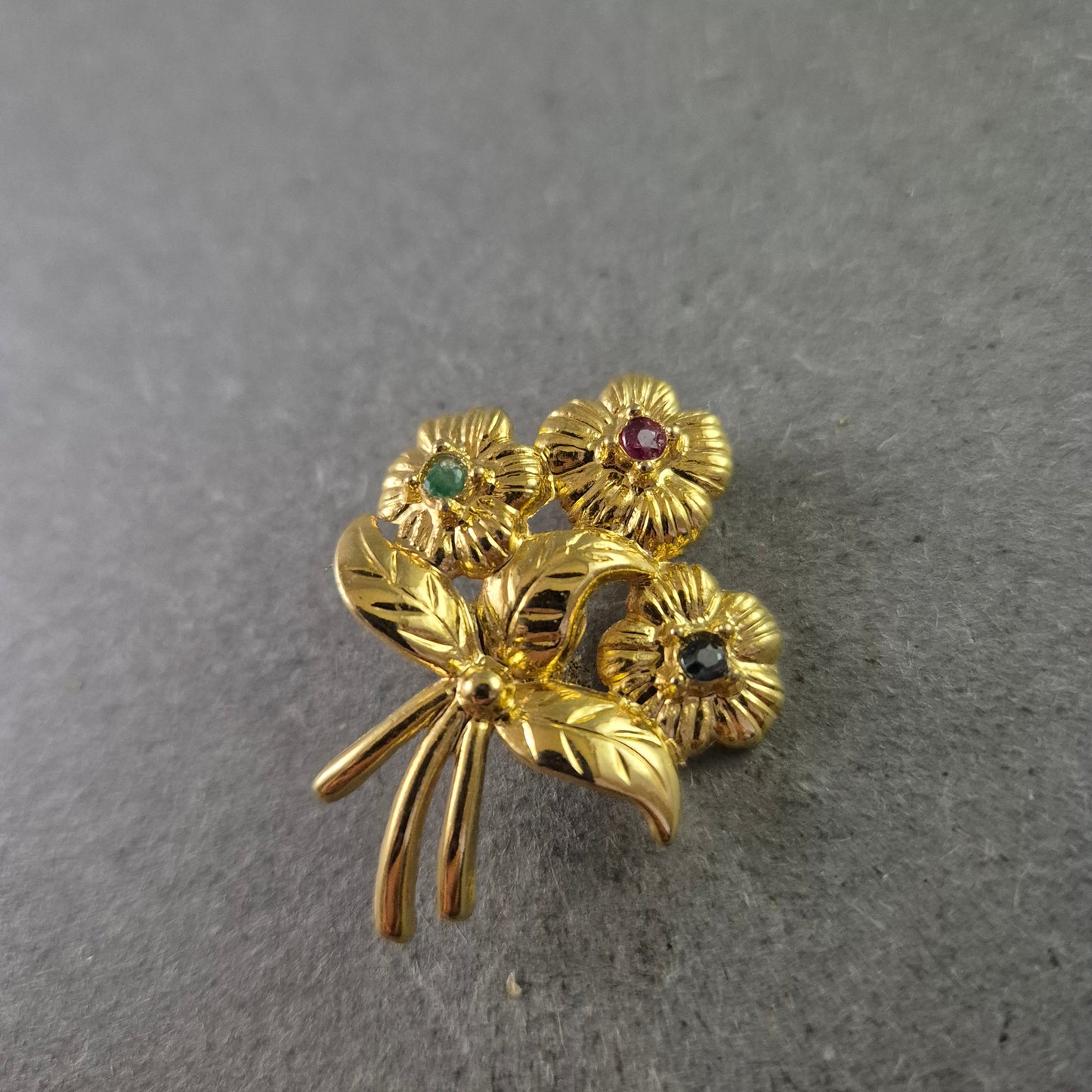 Goldfarbene Vintage-Brosche – Blumenstrauß mit farbigen Schmucksteinen