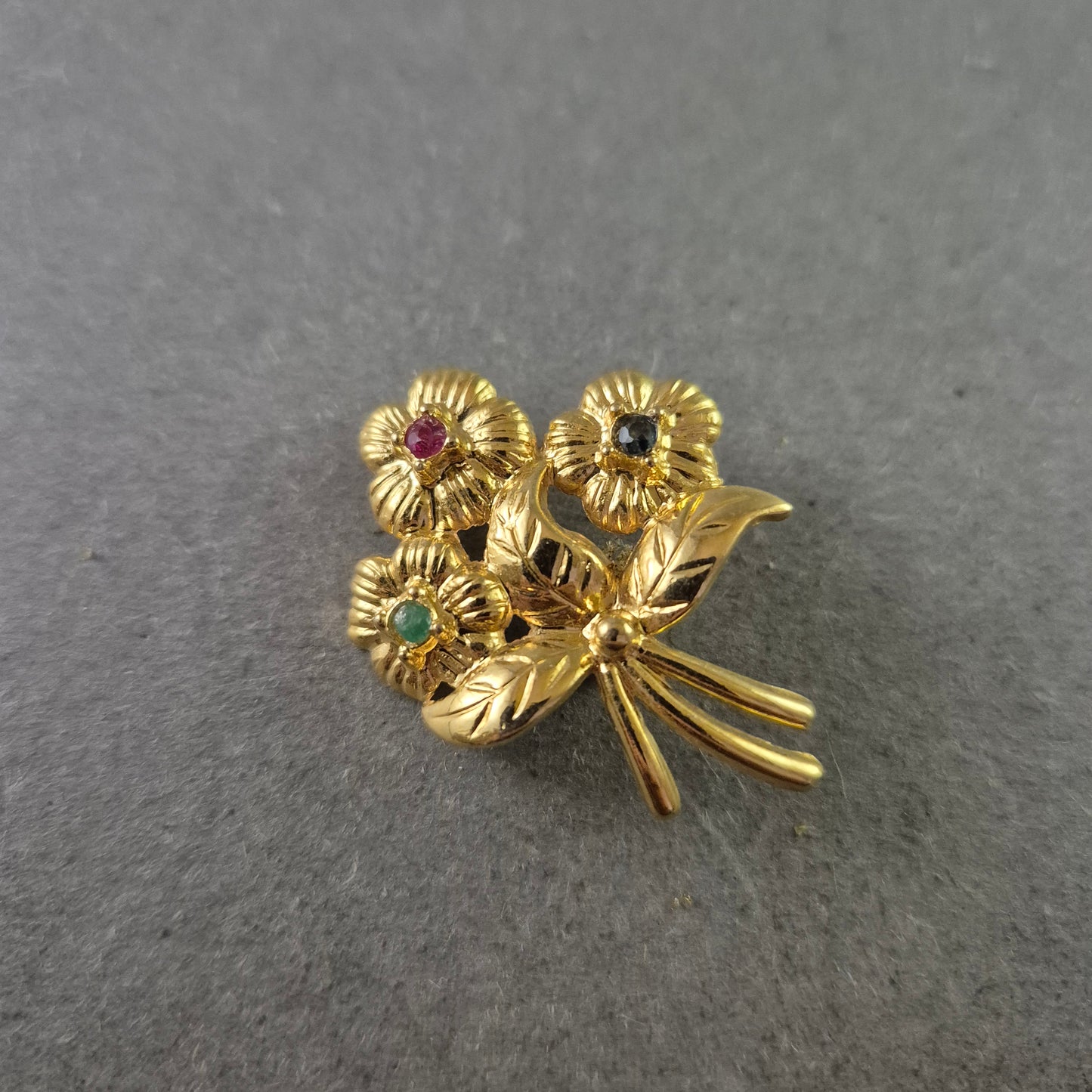 Goldfarbene Vintage-Brosche – Blumenstrauß mit farbigen Schmucksteinen