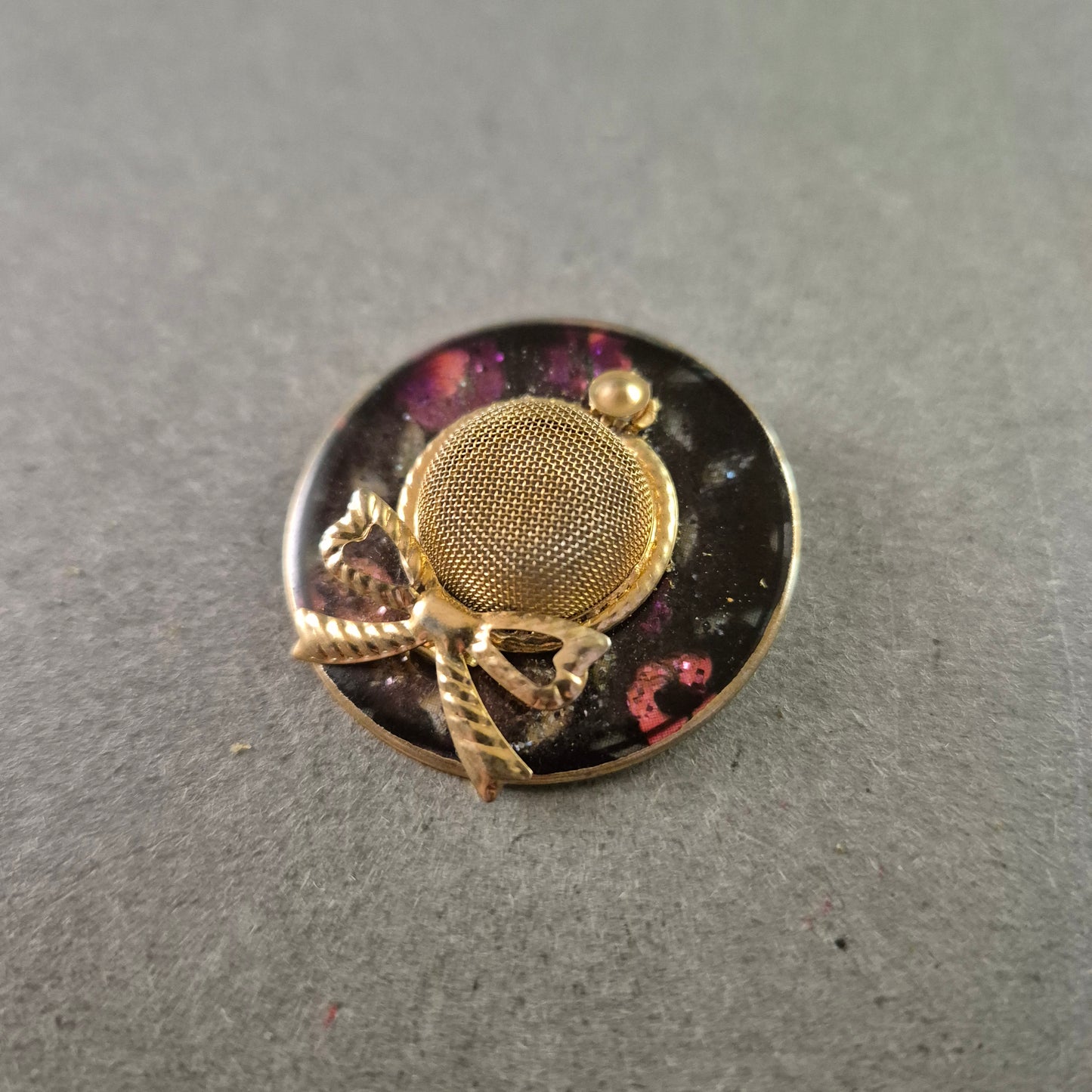 Vintage Brosche im Hut-Design – Rundes Modell mit Schleife und Netzstruktur