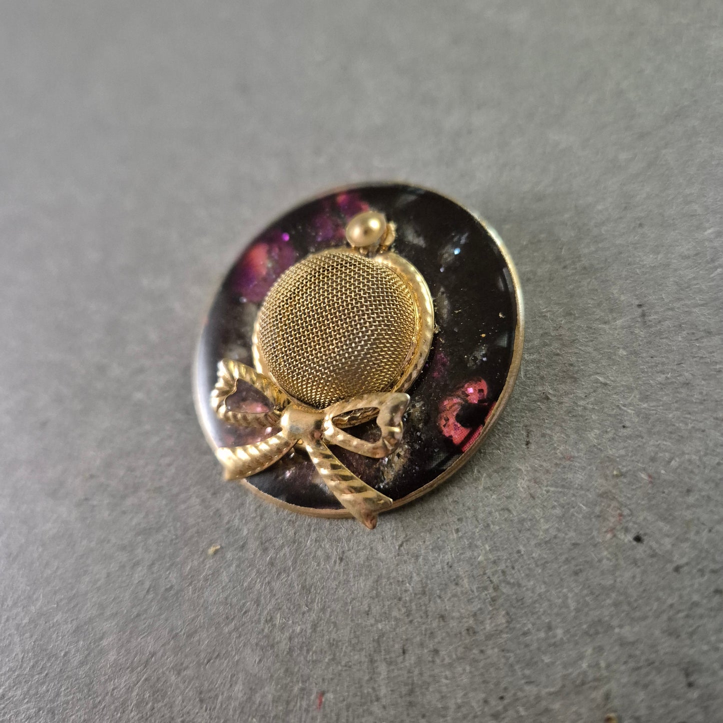 Vintage Brosche im Hut-Design – Rundes Modell mit Schleife und Netzstruktur