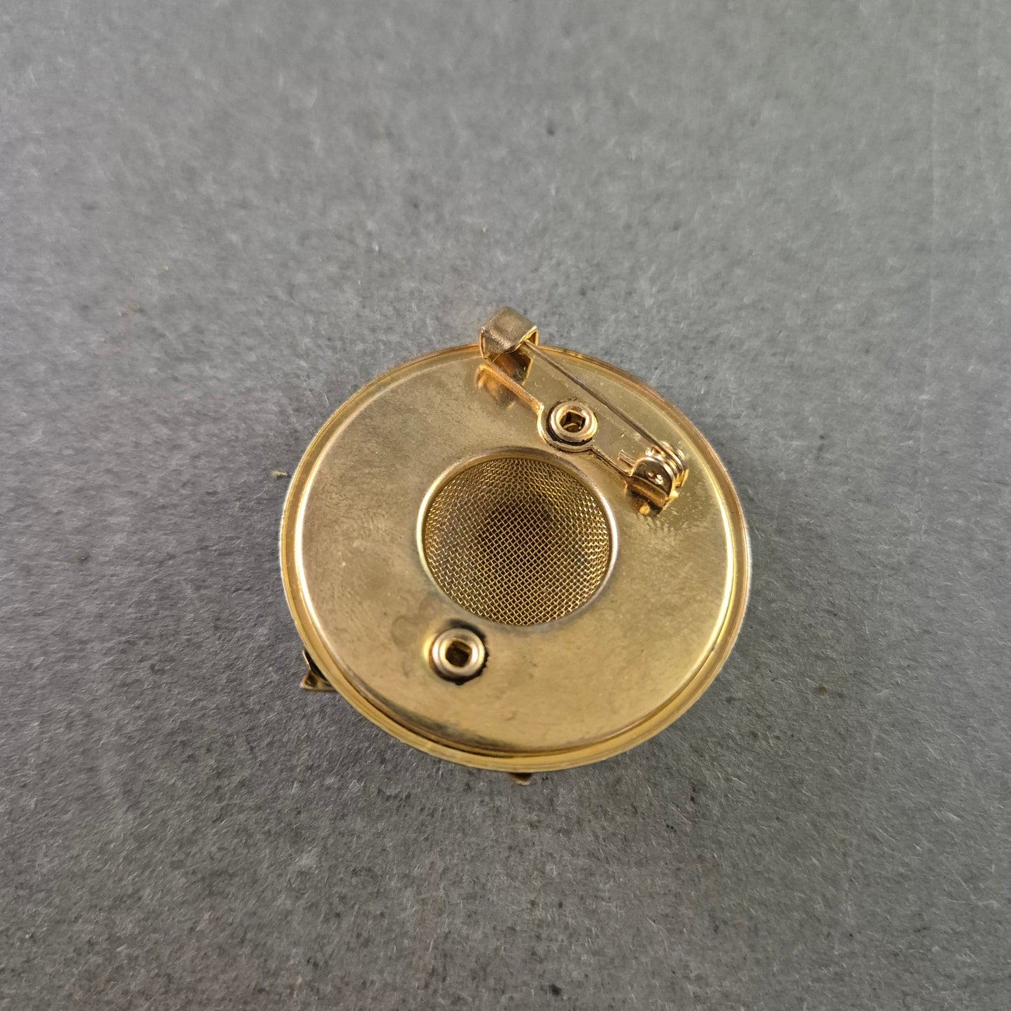 Vintage Brosche im Hut-Design – Rundes Modell mit Schleife und Netzstruktur