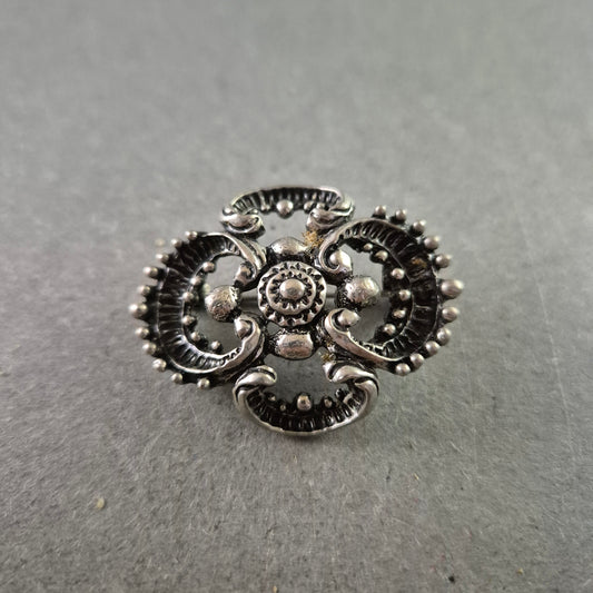 Silberfarbene Vintage-Brosche im Ornamentstil – Verspieltes Reliefdesign