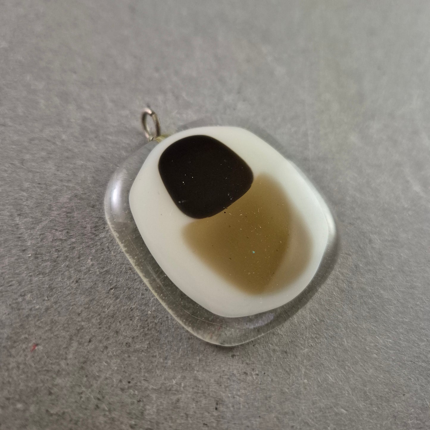 Handgefertigter Glasanhänger im Retro-Look – Geometrisches Design