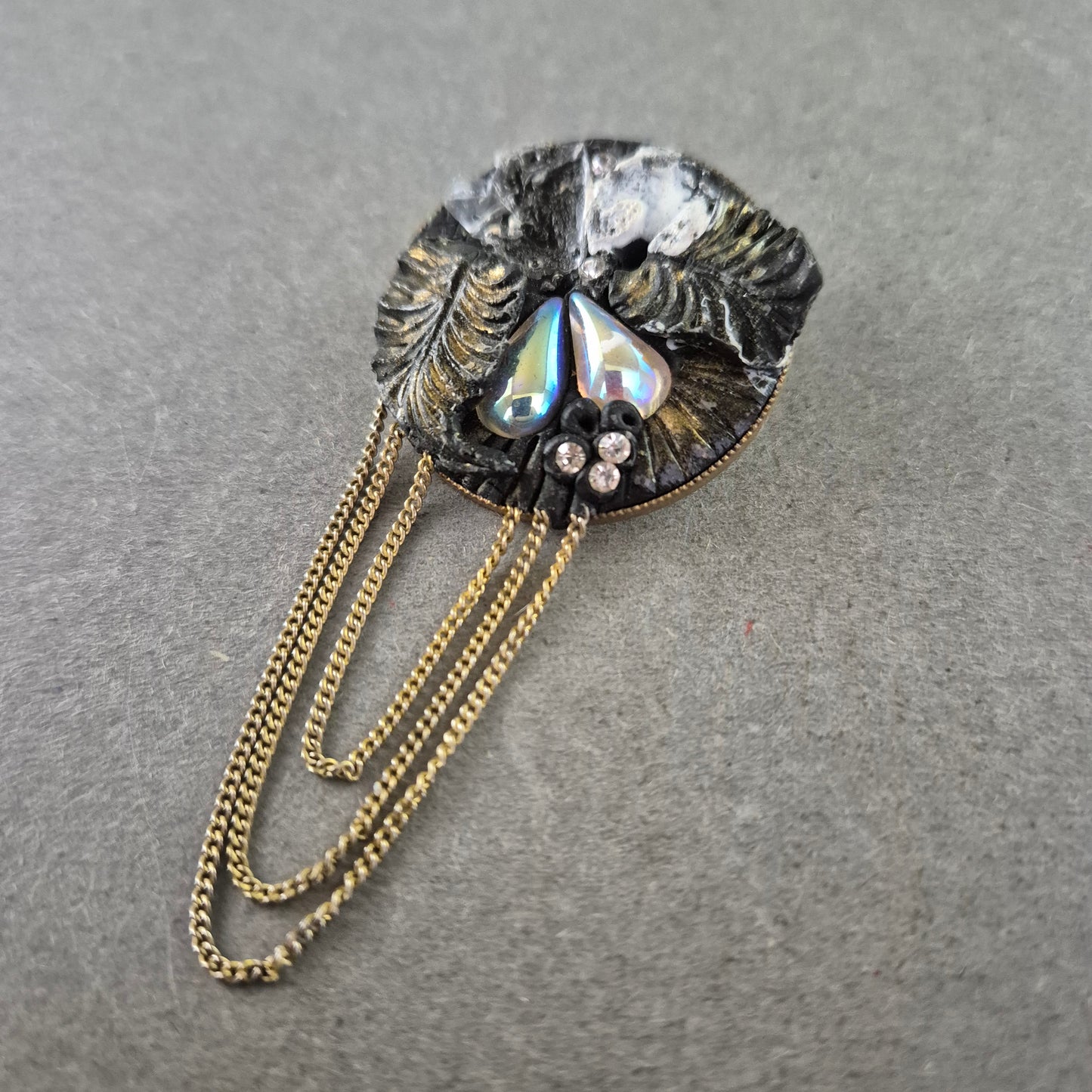 Runde Vintage-Brosche mit Ketten – Dekor mit Perlmutt und Strass