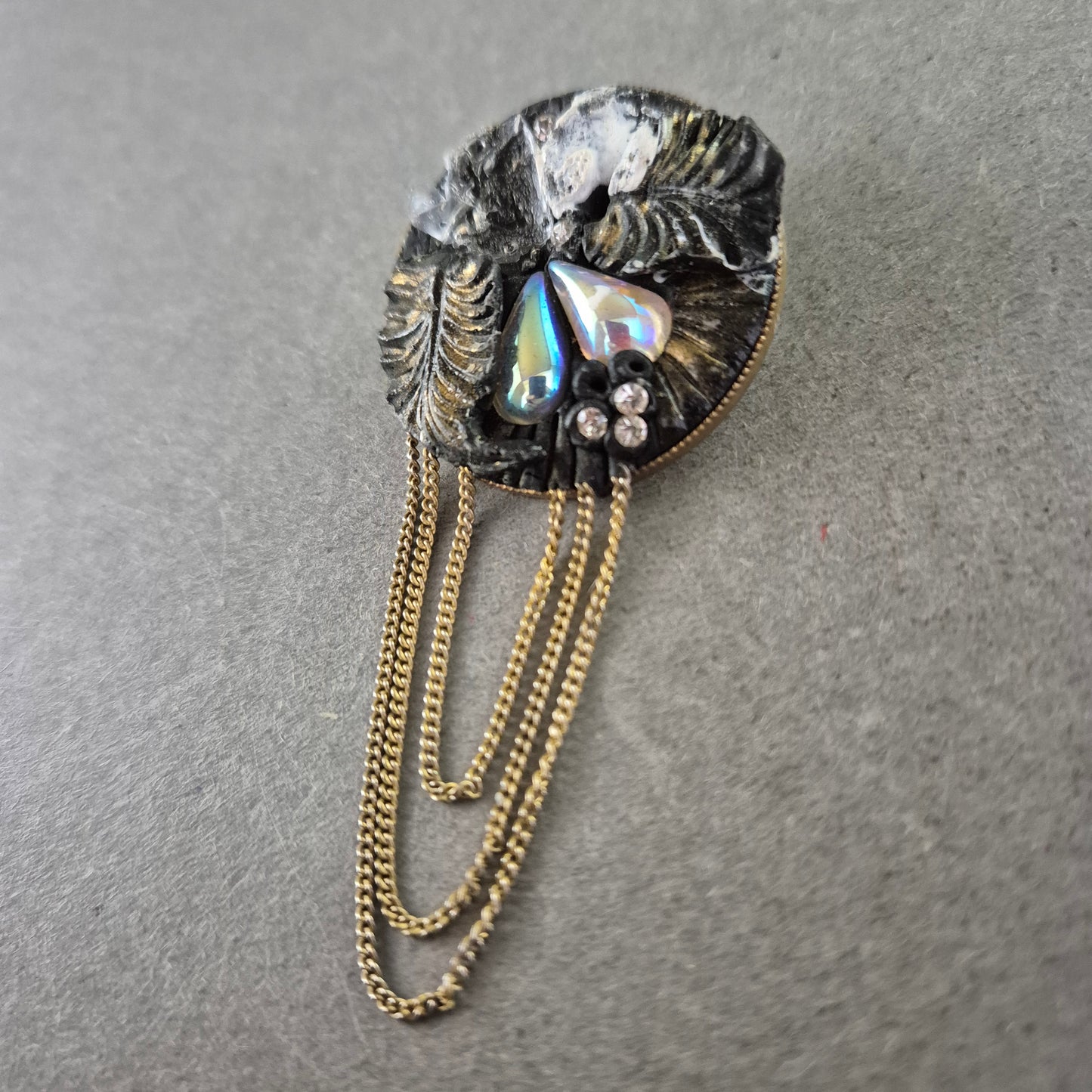 Runde Vintage-Brosche mit Ketten – Dekor mit Perlmutt und Strass