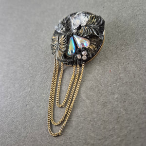 Runde Vintage-Brosche mit Ketten – Dekor mit Perlmutt und Strass