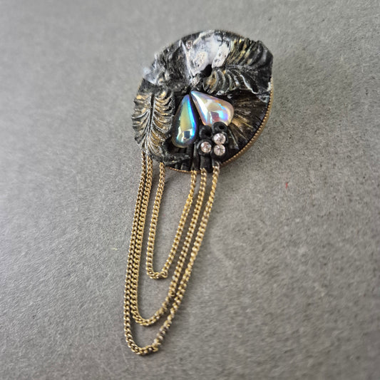 Runde Vintage-Brosche mit Ketten – Dekor mit Perlmutt und Strass