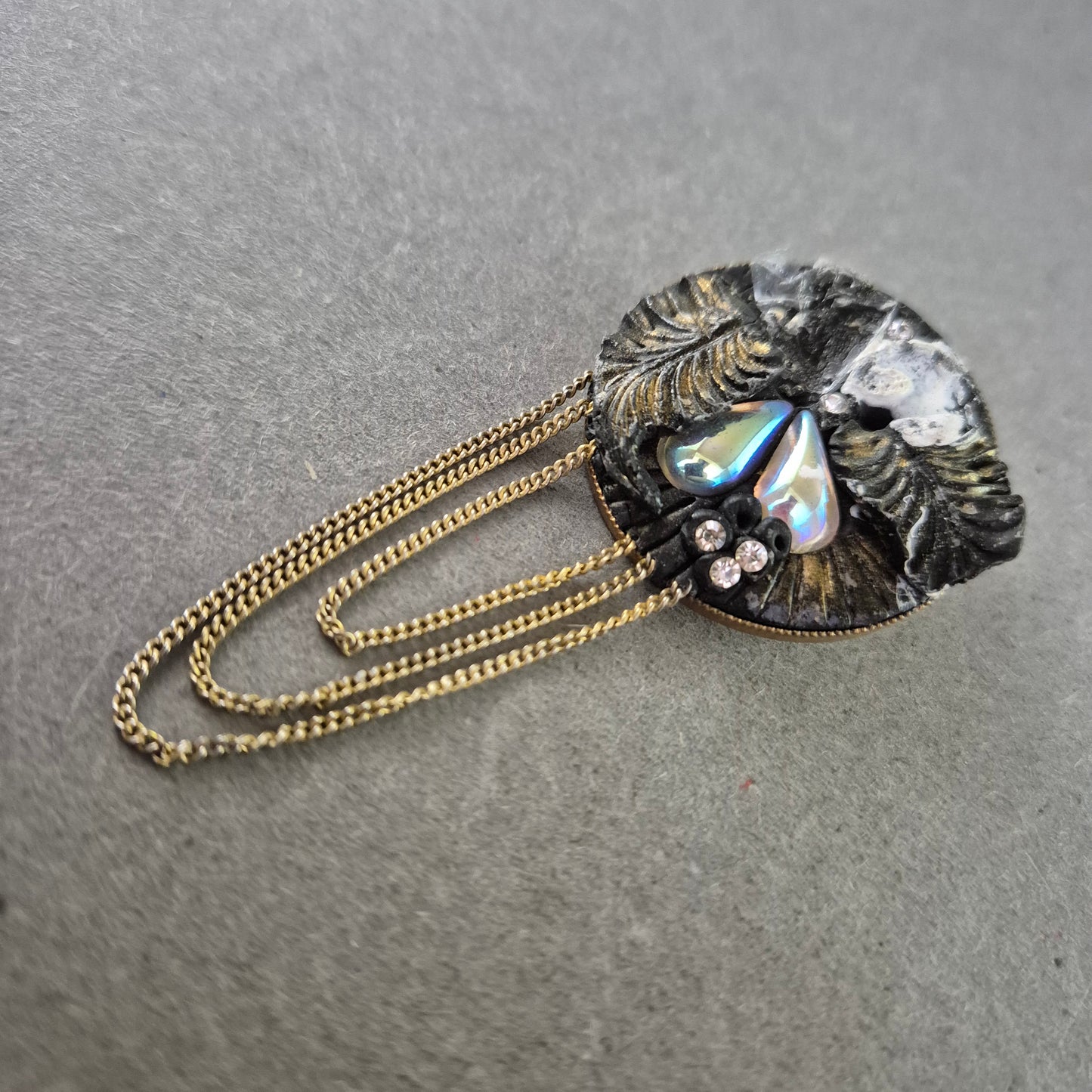 Runde Vintage-Brosche mit Ketten – Dekor mit Perlmutt und Strass