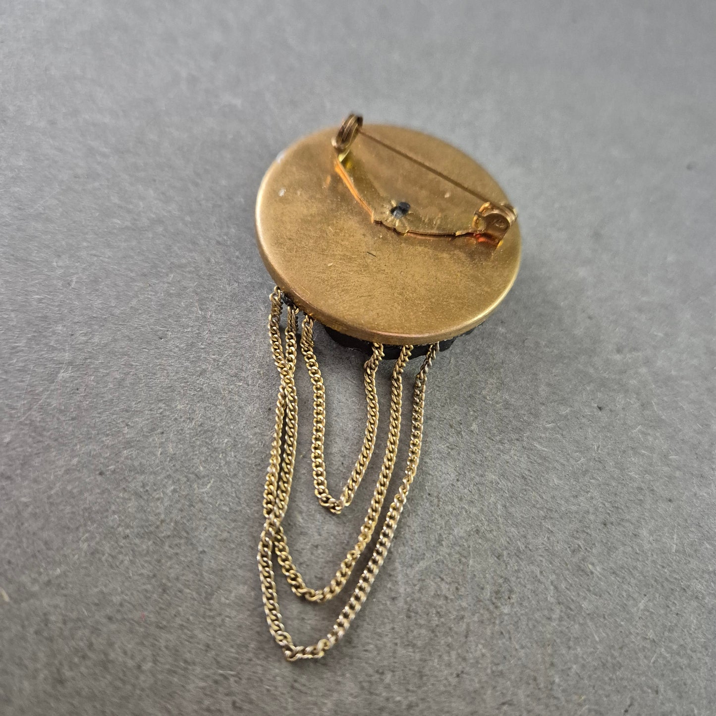 Runde Vintage-Brosche mit Ketten – Dekor mit Perlmutt und Strass