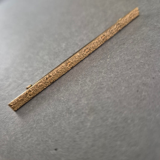 Schlichte Vintage-Stabbrosche – Goldfarbene Oberfläche mit Struktur