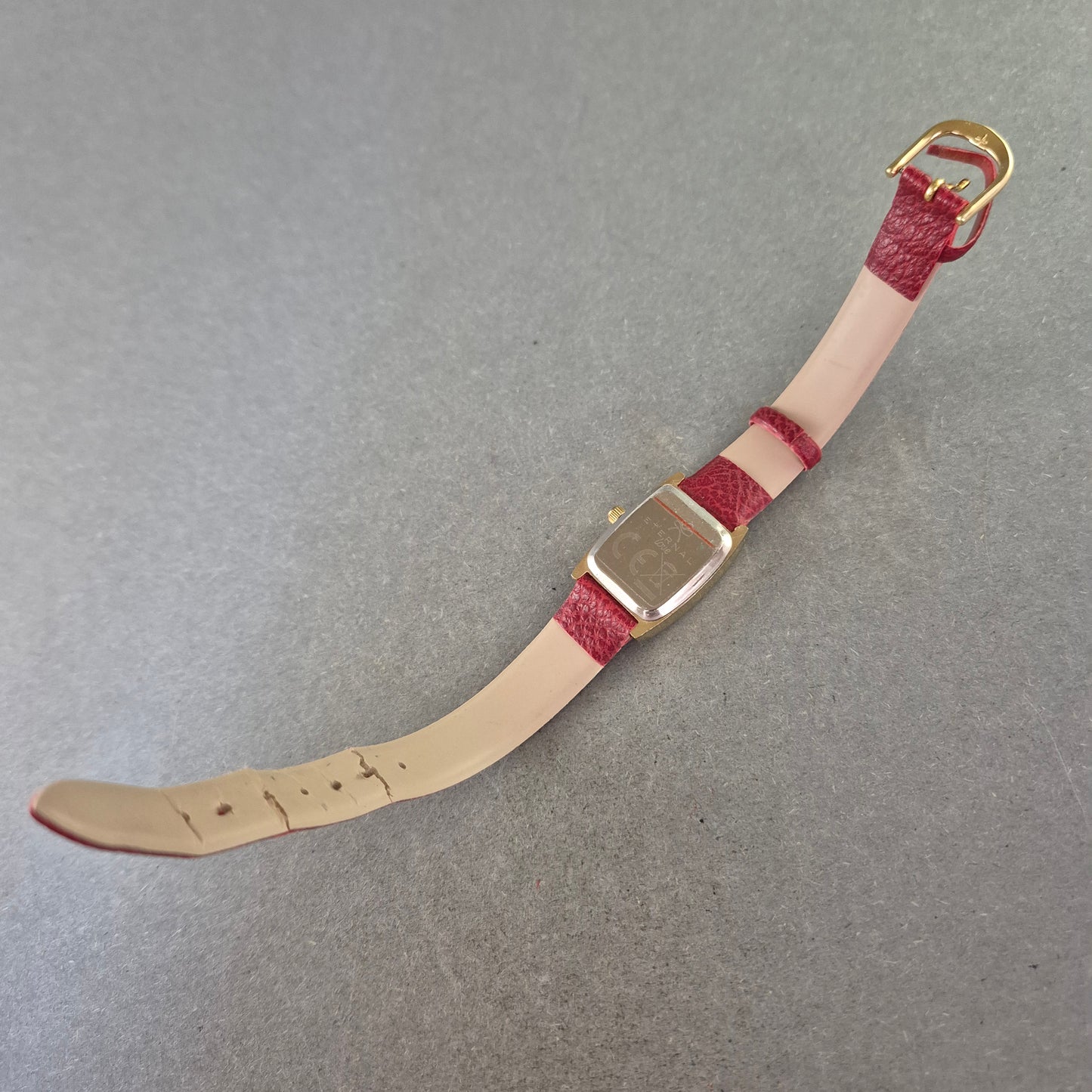 Eternal Love Damenarmbanduhr – Klassischer Look mit rotem Lederband