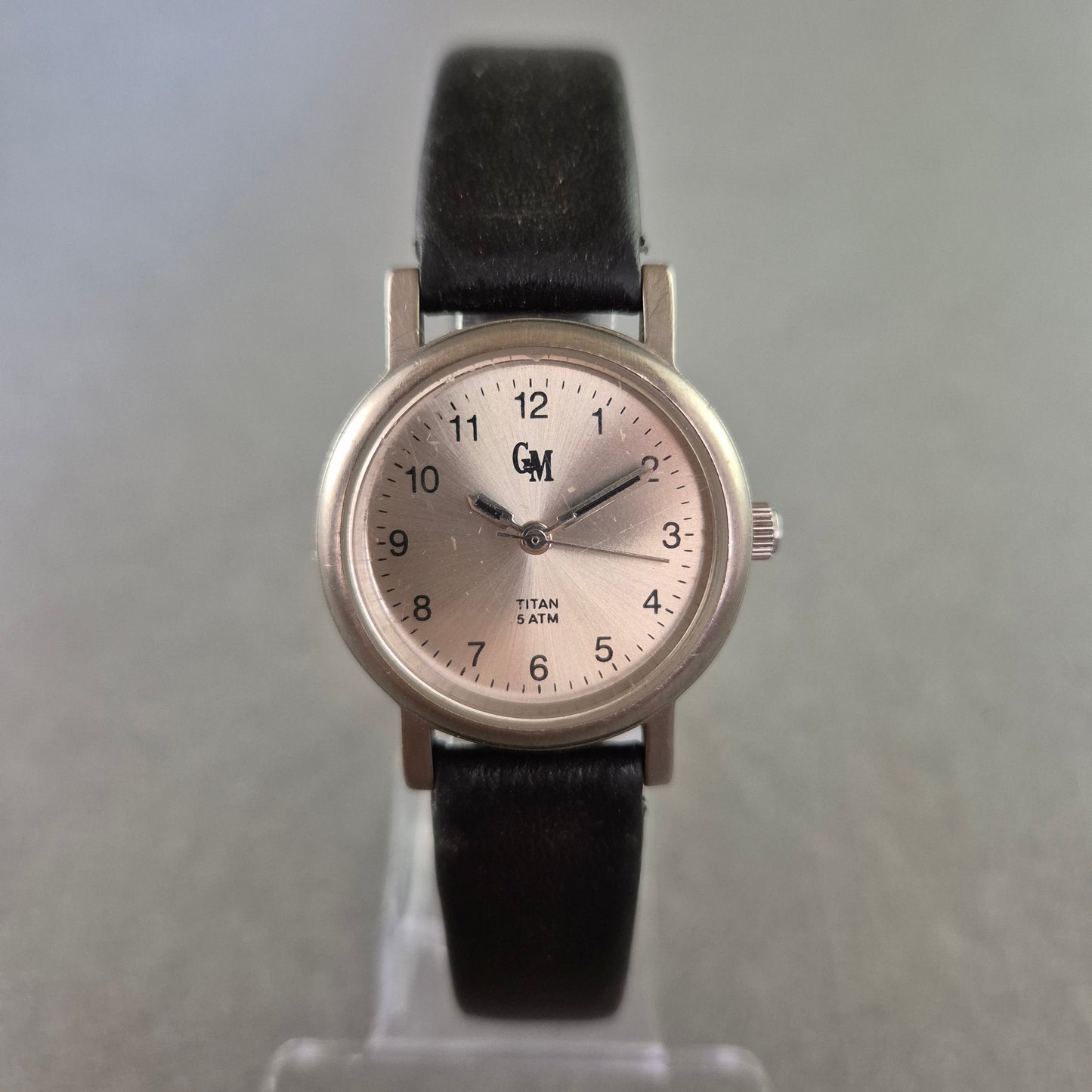 Schlichte GM Titan-Damenuhr – Klassisches Design für den Alltag