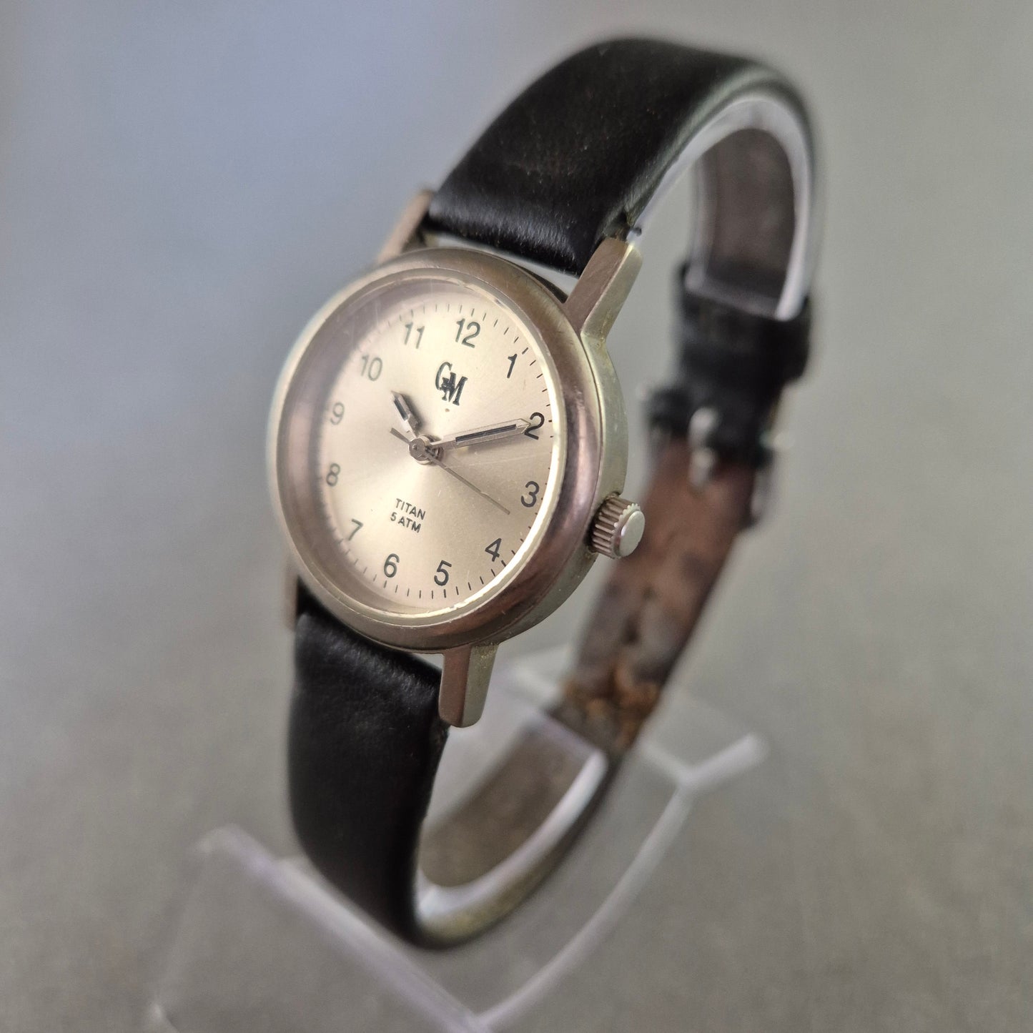 Schlichte GM Titan-Damenuhr – Klassisches Design für den Alltag