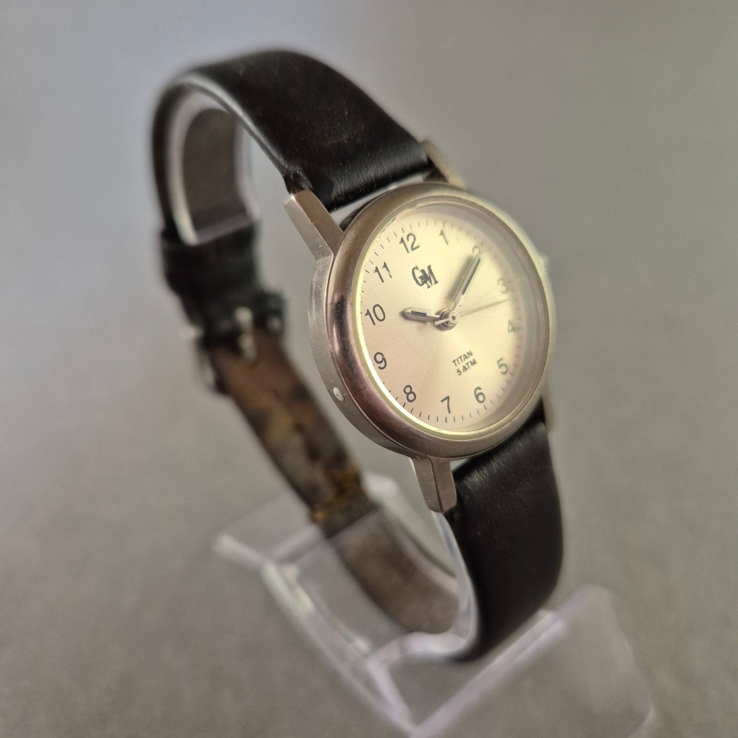 Schlichte GM Titan-Damenuhr – Klassisches Design für den Alltag