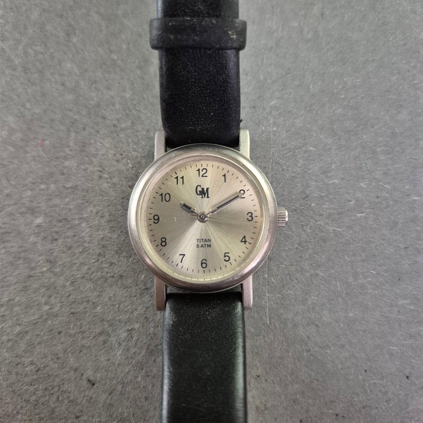 Schlichte GM Titan-Damenuhr – Klassisches Design für den Alltag