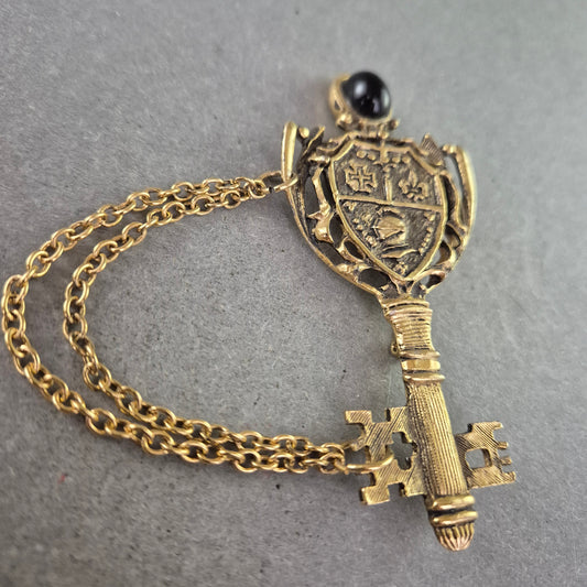 Dekorative Schlüssel-Brosche im Antikstil mit Wappen und Kette