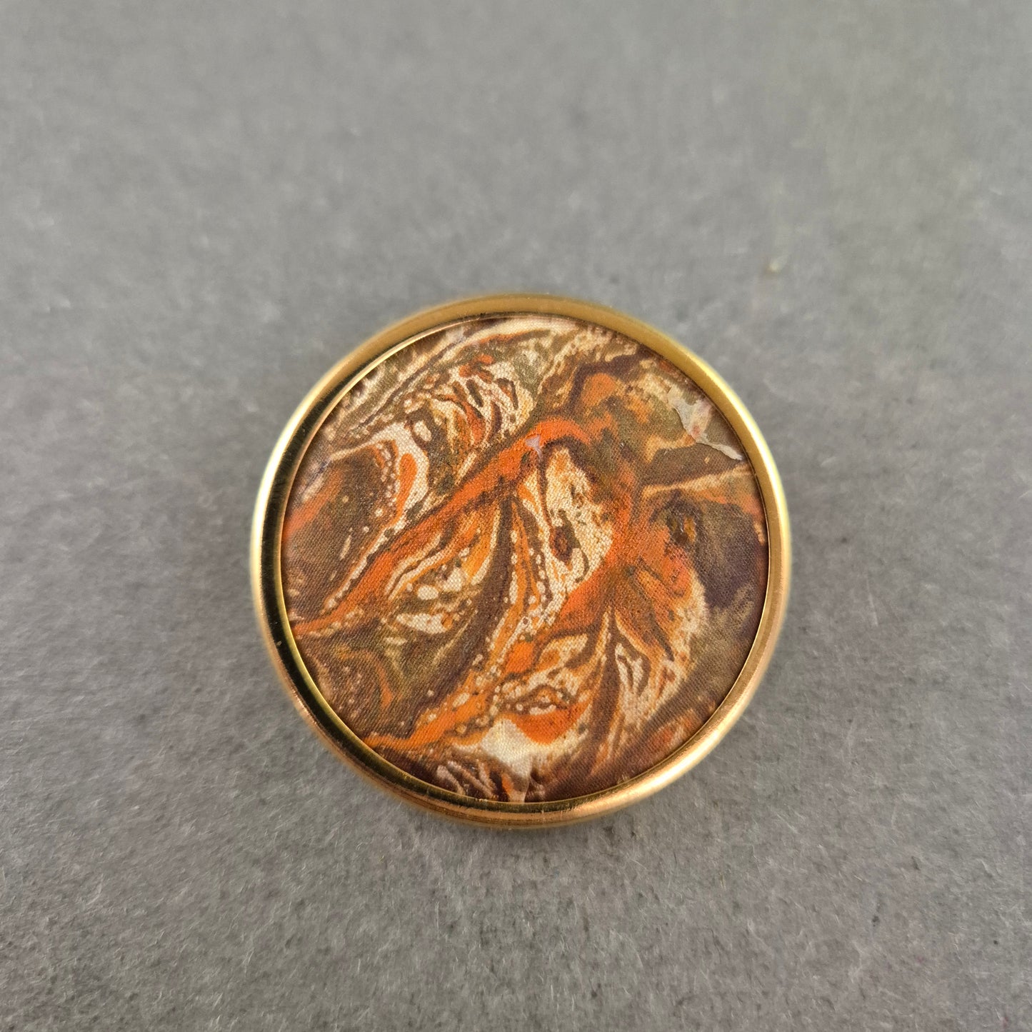 Runde Vintage-Brosche mit abstraktem Stoffmuster – Retro-Stil