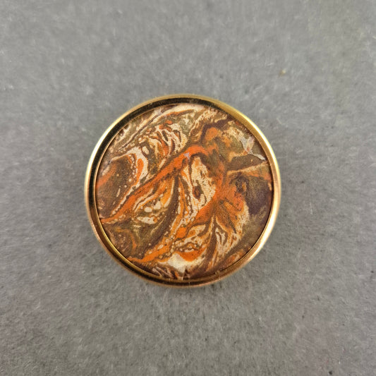 Runde Vintage-Brosche mit abstraktem Stoffmuster – Retro-Stil