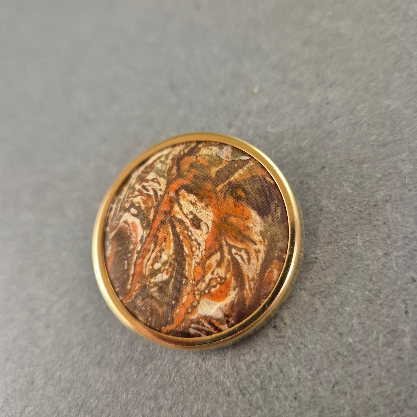 Runde Vintage-Brosche mit abstraktem Stoffmuster – Retro-Stil