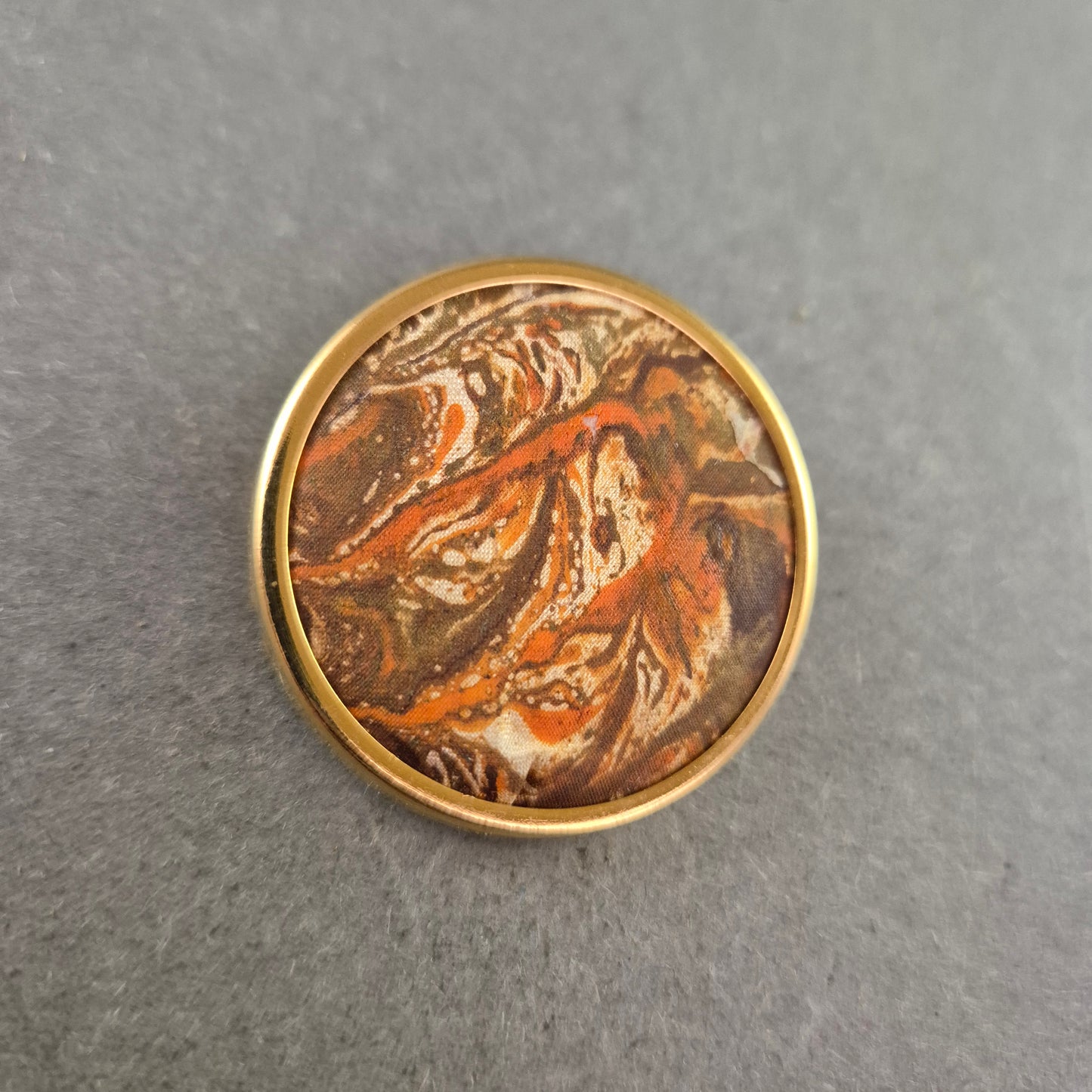 Runde Vintage-Brosche mit abstraktem Stoffmuster – Retro-Stil