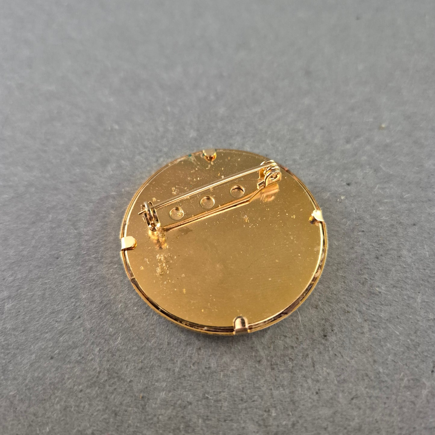 Runde Vintage-Brosche mit abstraktem Stoffmuster – Retro-Stil