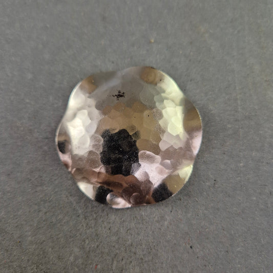 Handgefertigte Metall-Brosche – Gehämmert & organisch geformt