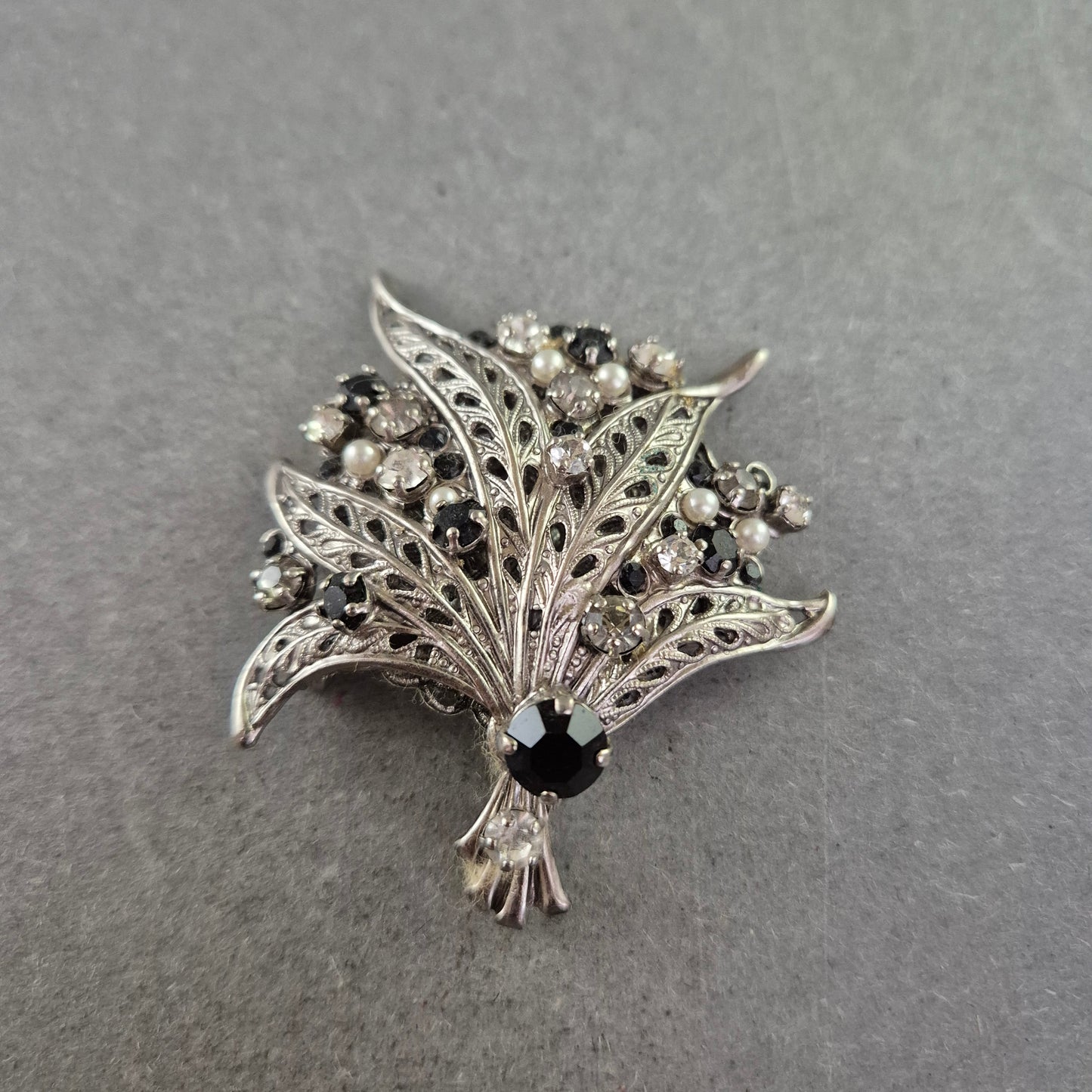 Florale Brosche mit Zierperlen & Strass – Filigranes Ornamentdesign