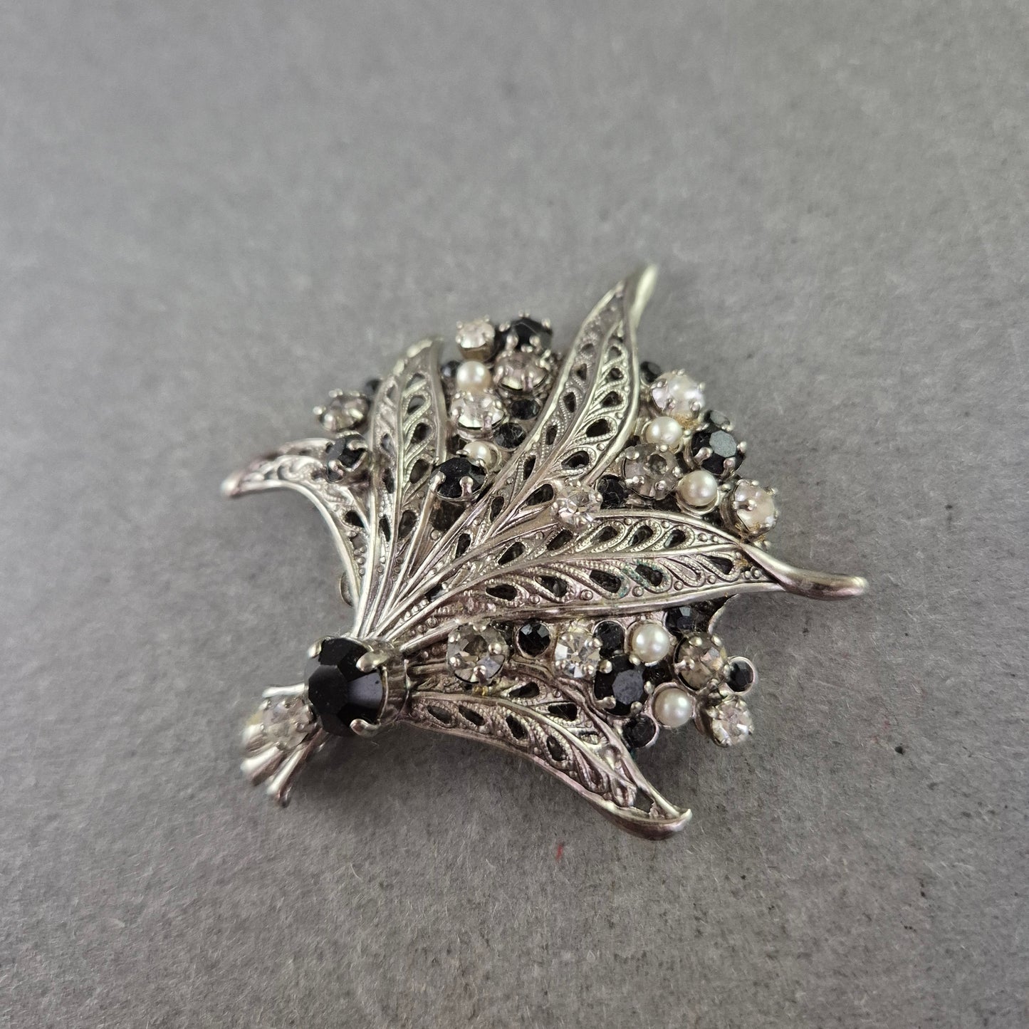 Florale Brosche mit Zierperlen & Strass – Filigranes Ornamentdesign