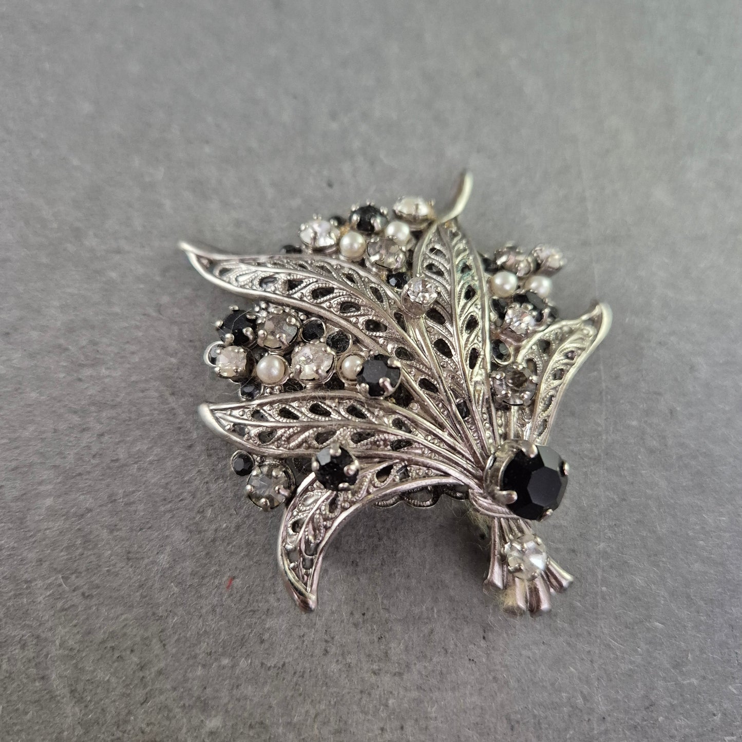 Florale Brosche mit Zierperlen & Strass – Filigranes Ornamentdesign