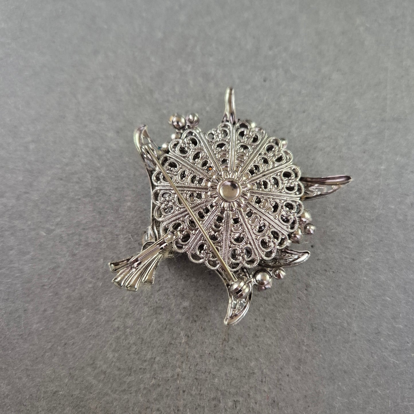 Florale Brosche mit Zierperlen & Strass – Filigranes Ornamentdesign