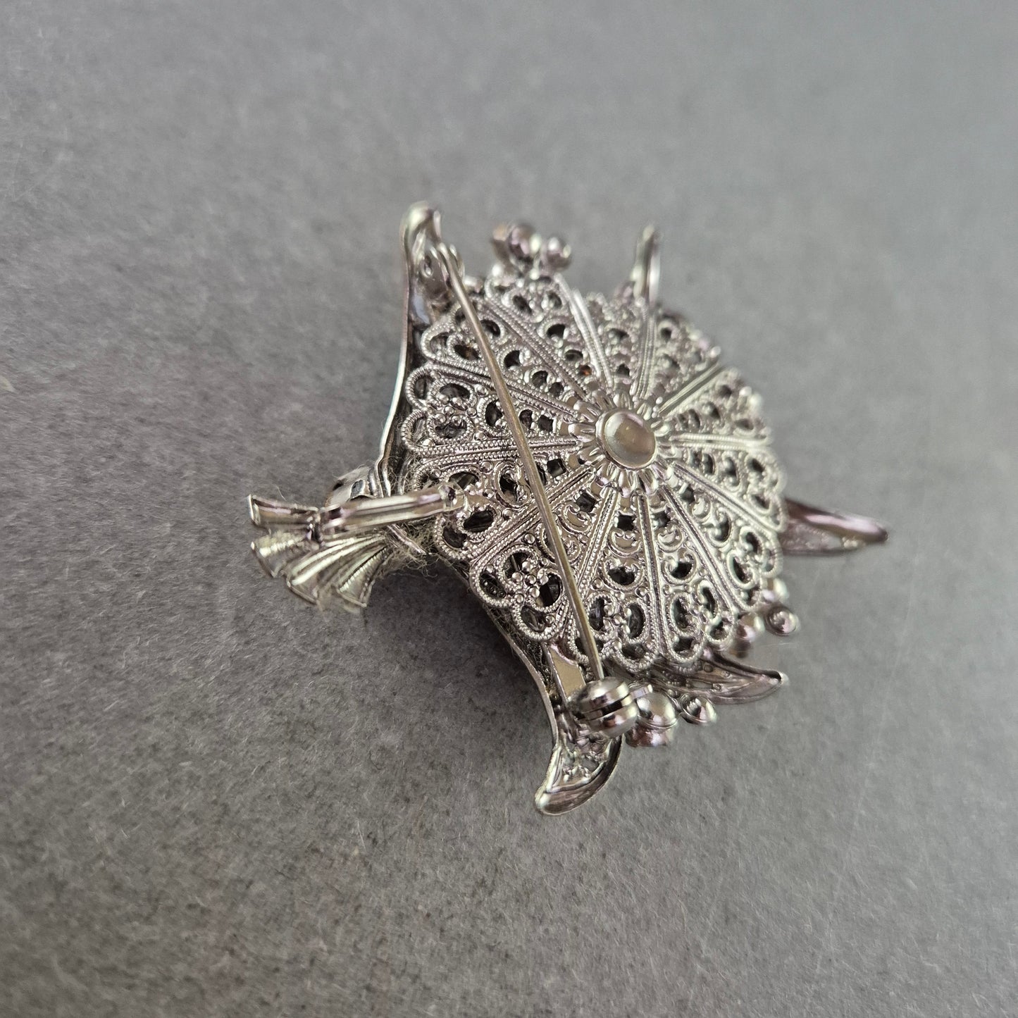 Florale Brosche mit Zierperlen & Strass – Filigranes Ornamentdesign