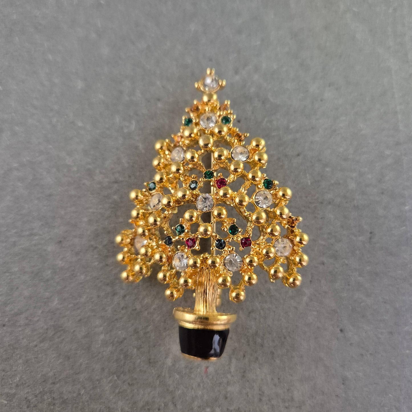 Weihnachtsbaum-Brosche mit bunten Schmucksteinen – Festliches Accessoire