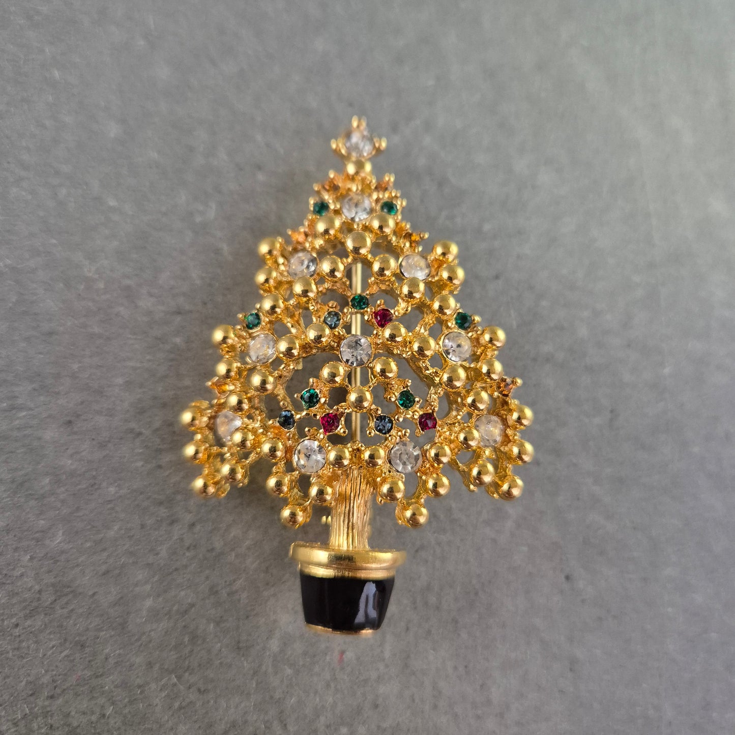 Weihnachtsbaum-Brosche mit bunten Schmucksteinen – Festliches Accessoire