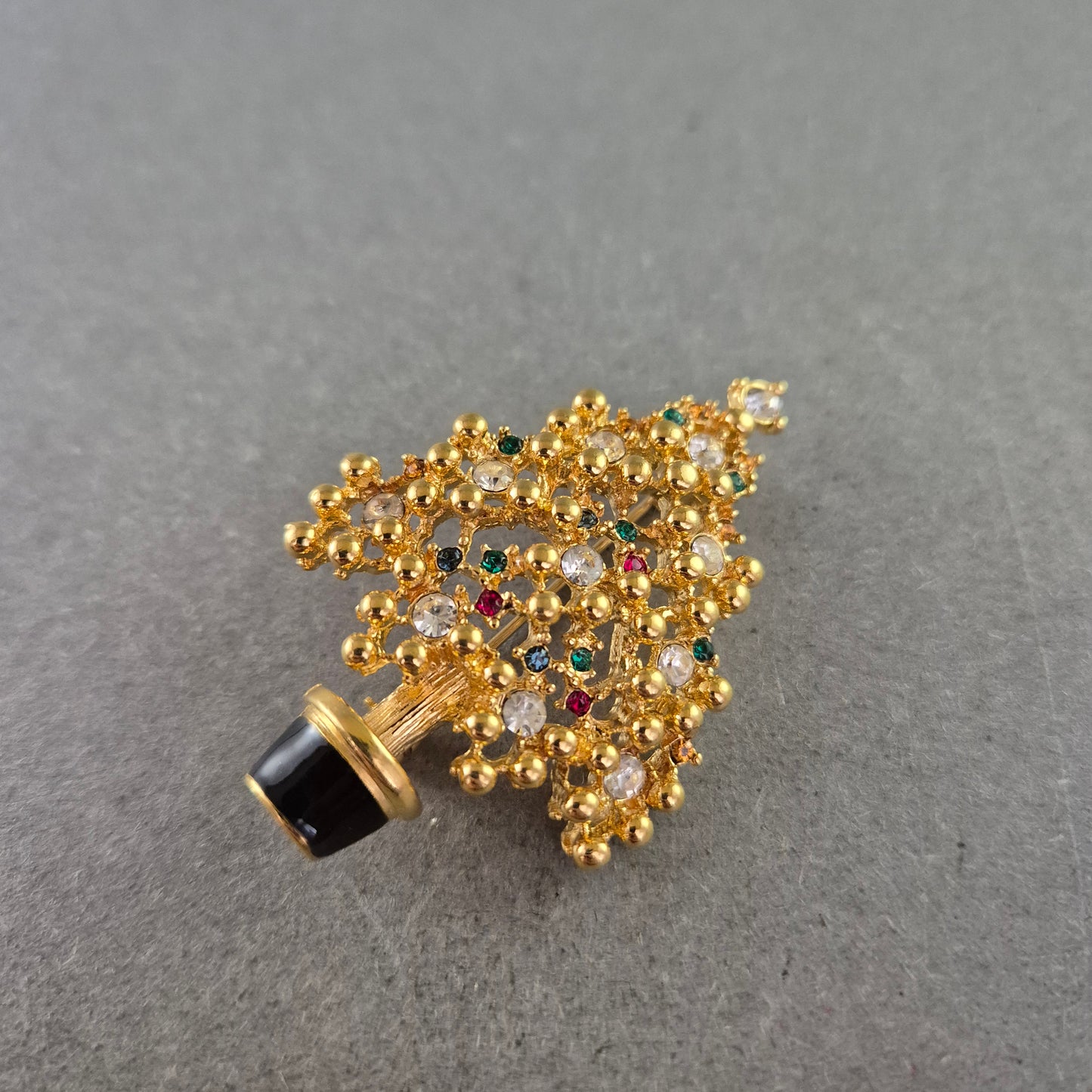 Weihnachtsbaum-Brosche mit bunten Schmucksteinen – Festliches Accessoire