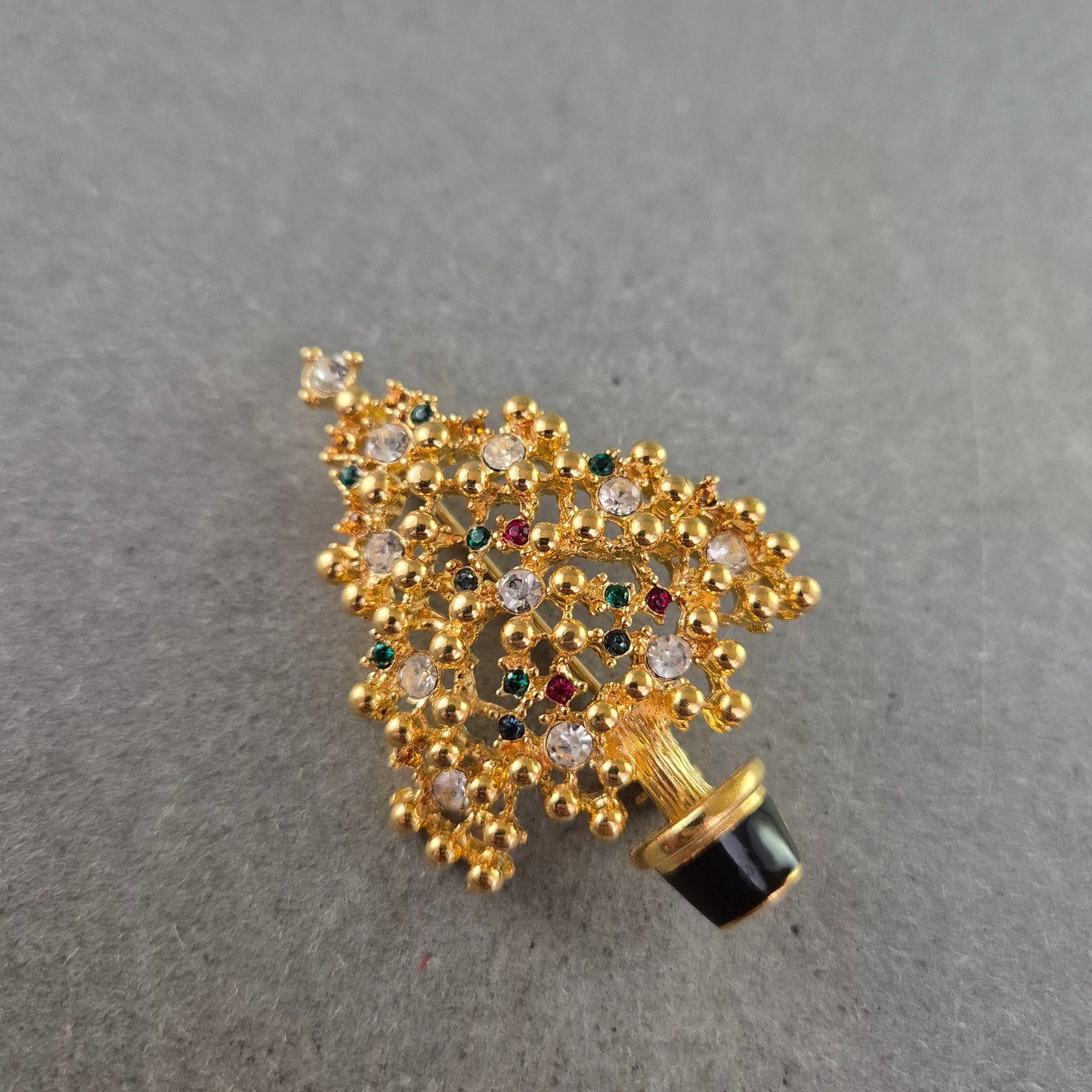 Weihnachtsbaum-Brosche mit bunten Schmucksteinen – Festliches Accessoire