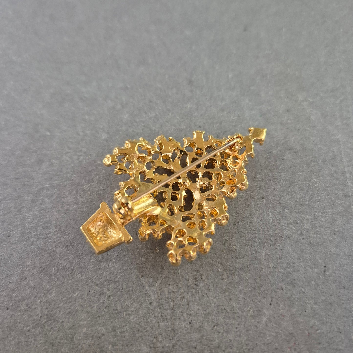 Weihnachtsbaum-Brosche mit bunten Schmucksteinen – Festliches Accessoire