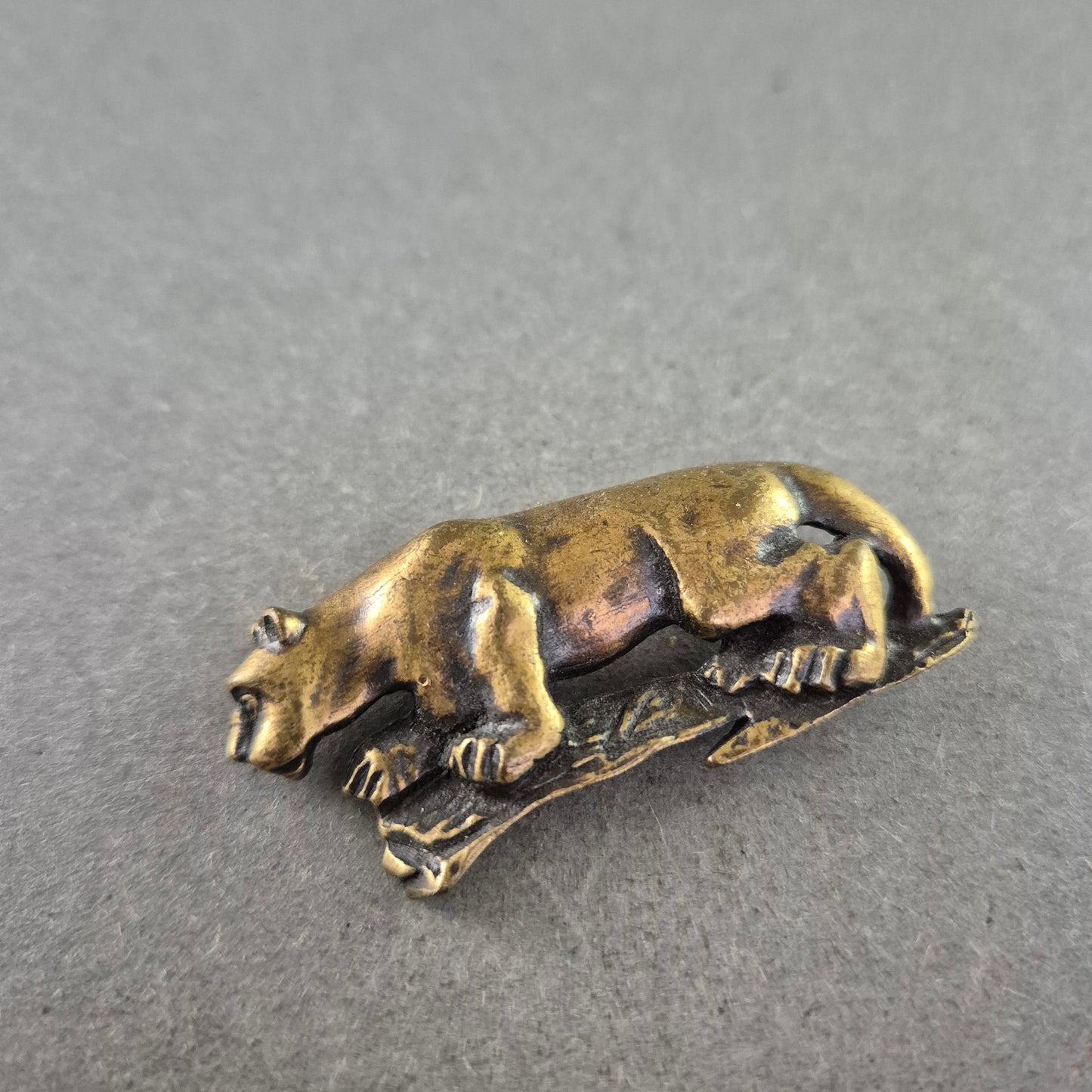 Vintage-Tierbrosche mit Raubkatze – Antik anmutender Look