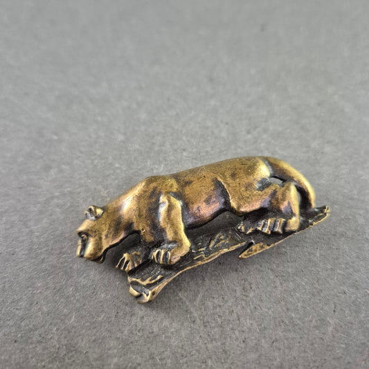 Vintage-Tierbrosche mit Raubkatze – Antik anmutender Look