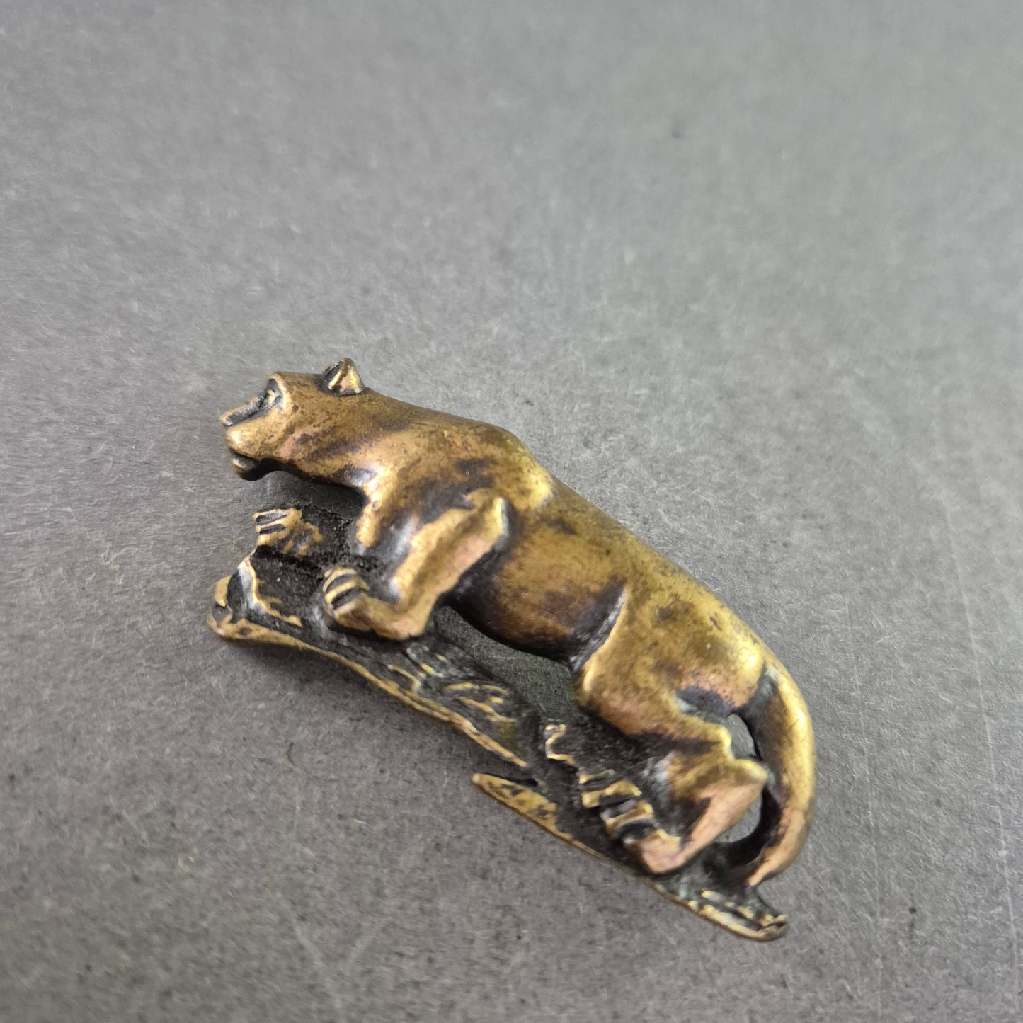 Vintage-Tierbrosche mit Raubkatze – Antik anmutender Look