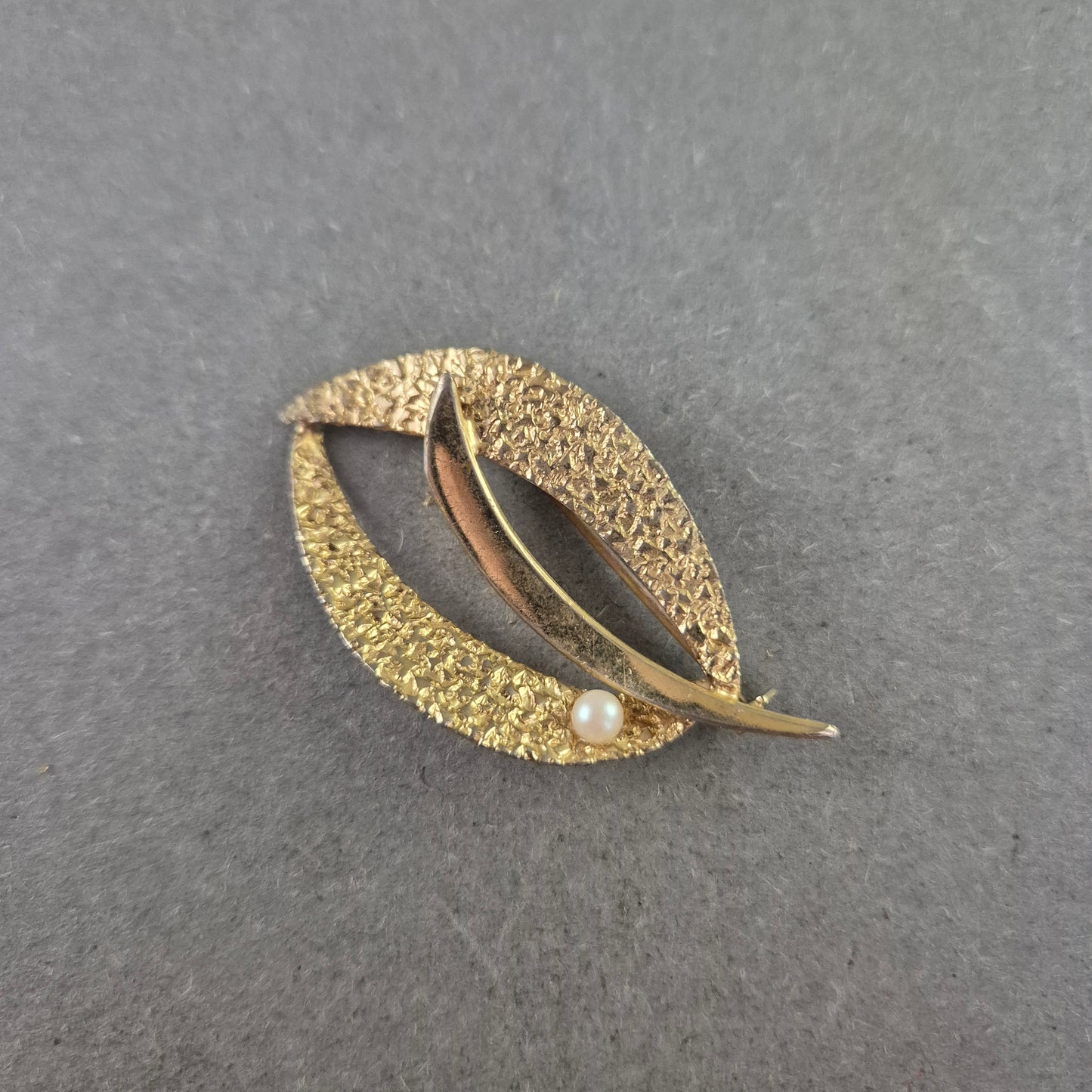 Elegante Brosche mit strukturierter Oberfläche & Zierperle – 60er Jahre Stil