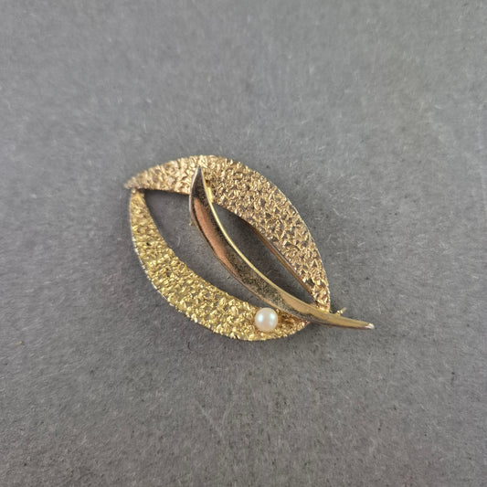 Elegante Brosche mit strukturierter Oberfläche & Zierperle – 60er Jahre Stil