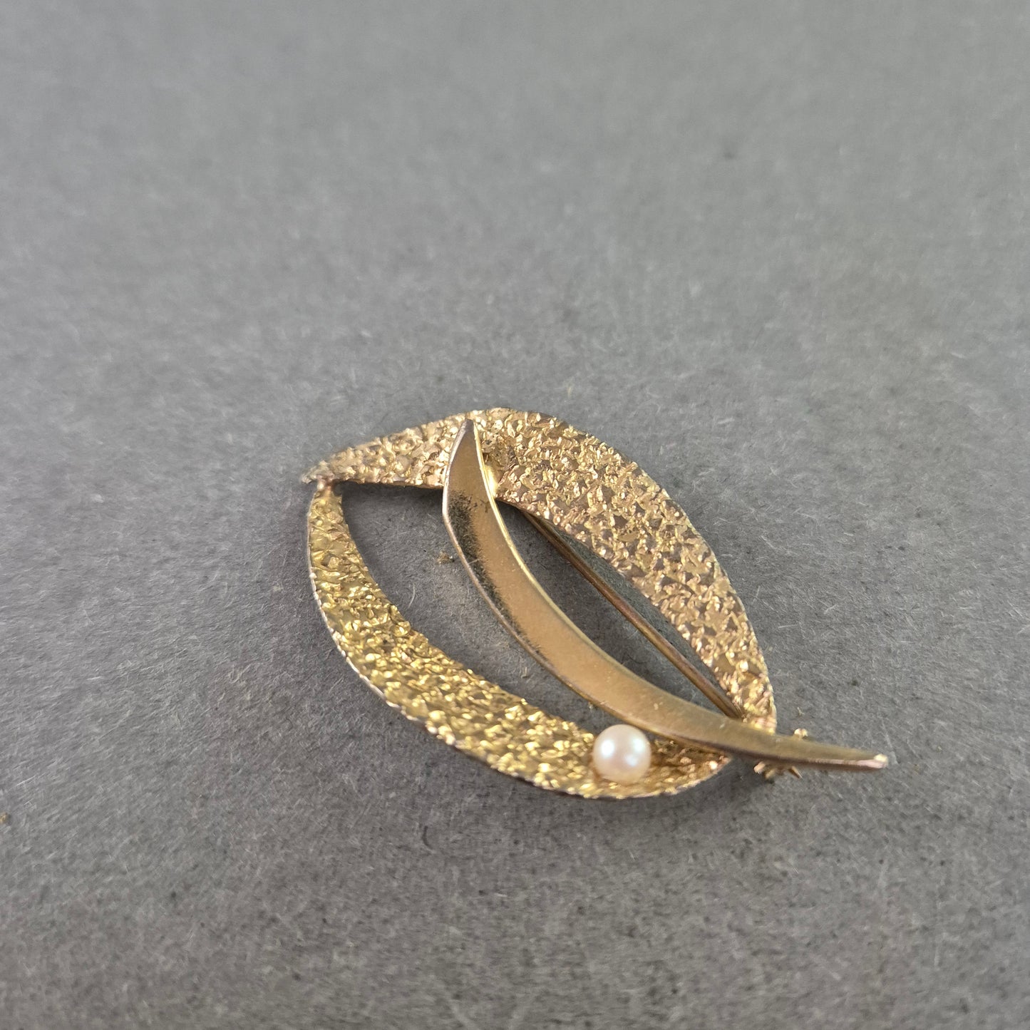 Elegante Brosche mit strukturierter Oberfläche & Zierperle – 60er Jahre Stil