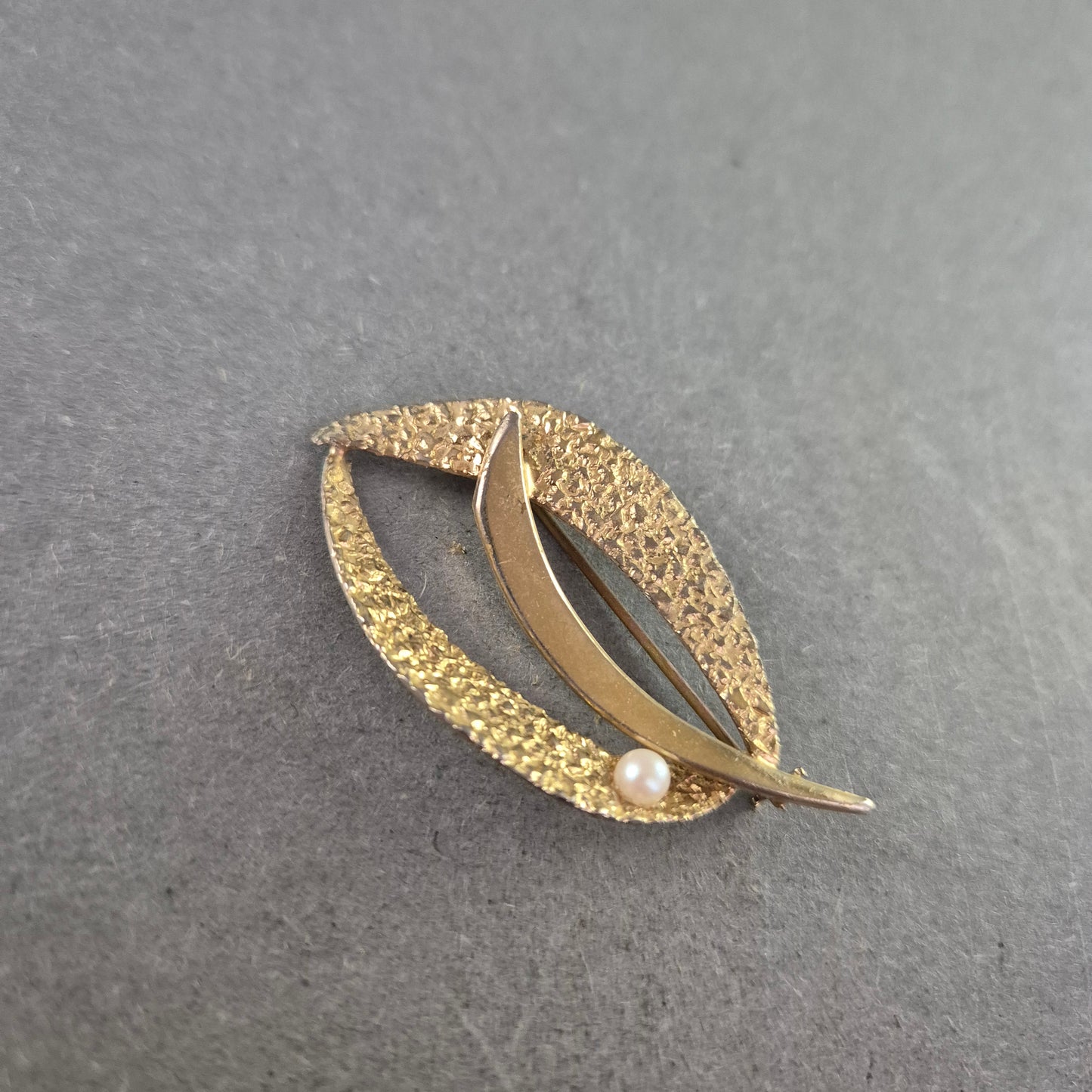 Elegante Brosche mit strukturierter Oberfläche & Zierperle – 60er Jahre Stil