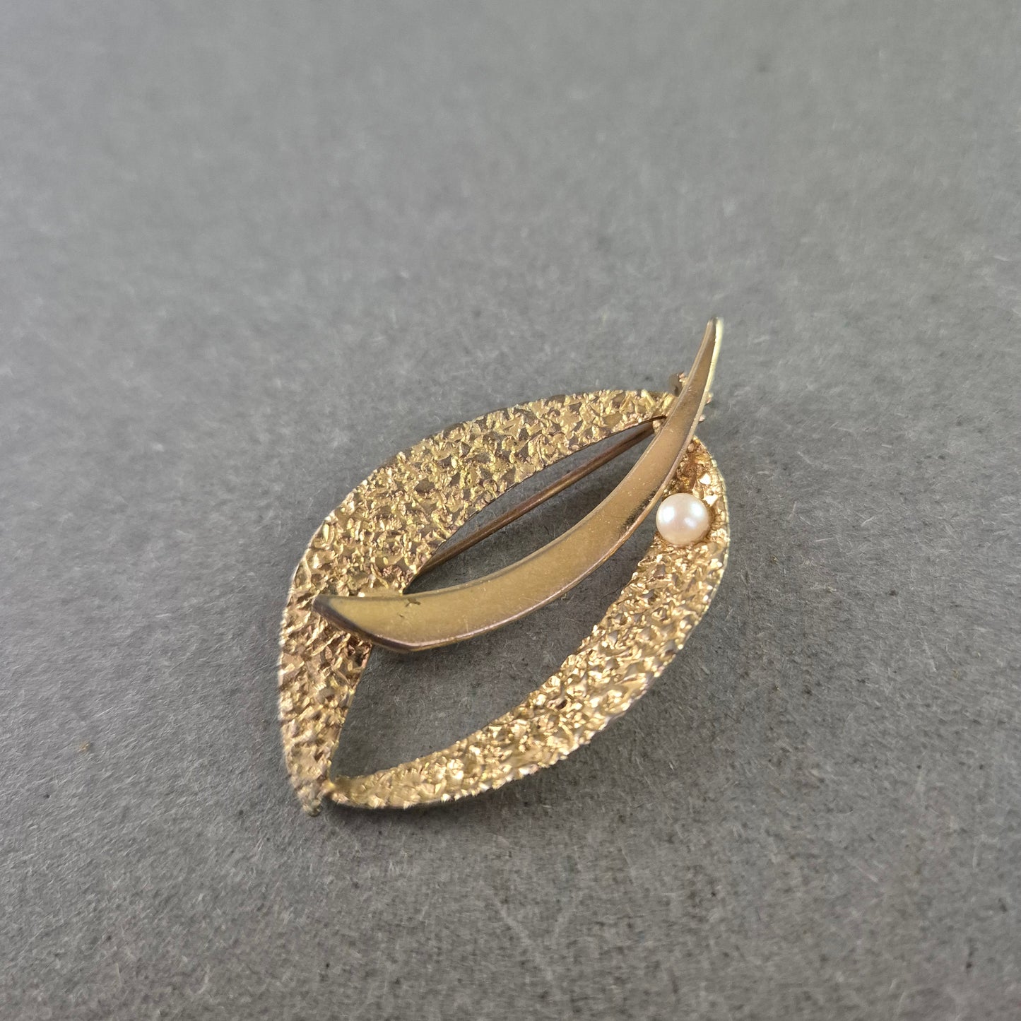 Elegante Brosche mit strukturierter Oberfläche & Zierperle – 60er Jahre Stil