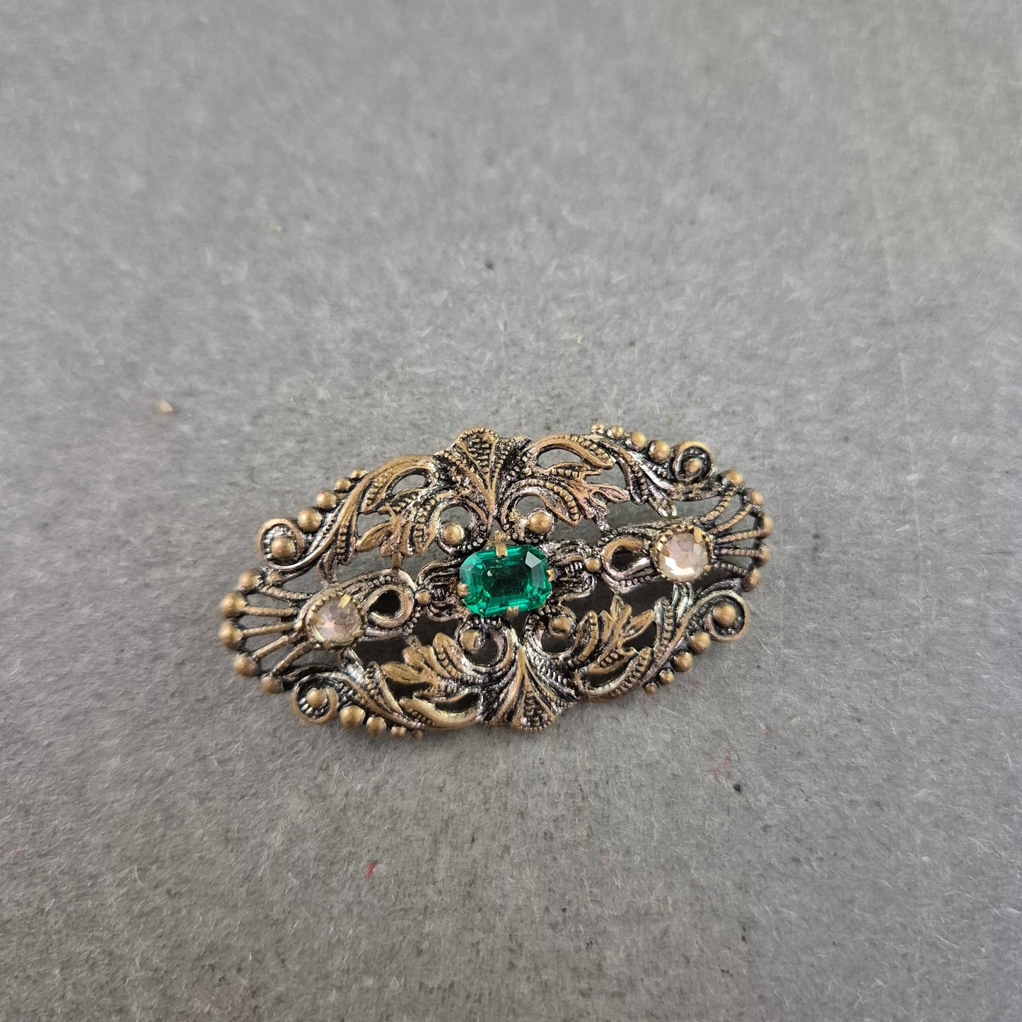 Antikstil-Brosche mit grünem Zierstein – Filigranes Ornamentdesign
