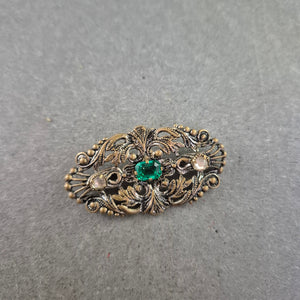 Antikstil-Brosche mit grünem Zierstein – Filigranes Ornamentdesign