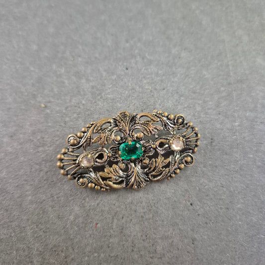 Antikstil-Brosche mit grünem Zierstein – Filigranes Ornamentdesign