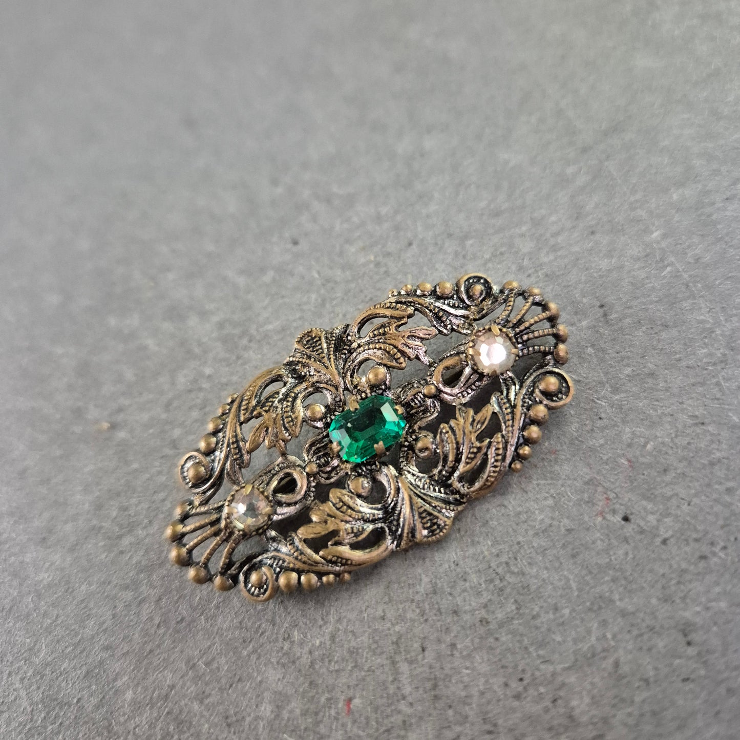 Antikstil-Brosche mit grünem Zierstein – Filigranes Ornamentdesign