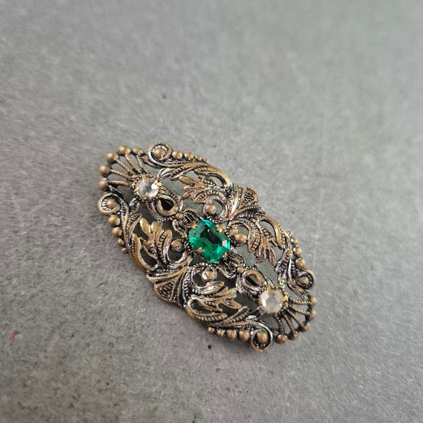 Antikstil-Brosche mit grünem Zierstein – Filigranes Ornamentdesign